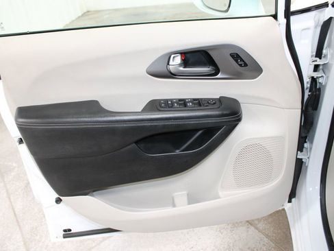Used 2022 Chrysler Pacifica Touring-L FWD image 17