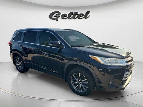 Used 2019 Toyota Highlander XLE AWD/4WD image 3