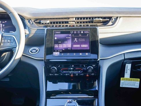 New 2025 Jeep Grand Cherokee Altitude image 14