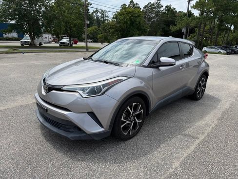 Used 2019 Toyota C-HR XLE FWD image 5