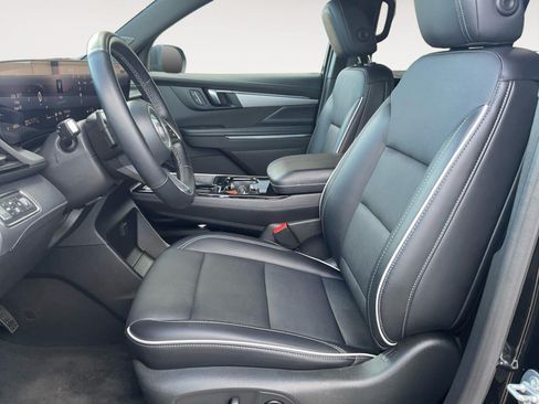 Certified 2025 Buick Enclave Preferred AWD/4WD image 9