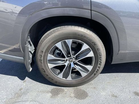Used 2021 Toyota Highlander XLE image 19