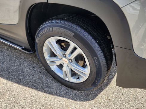 Used 2023 GMC Terrain SLE w/ Driver Convenience Package image 9