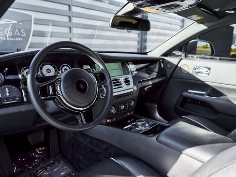 Used 2015 Rolls-Royce Wraith image 2