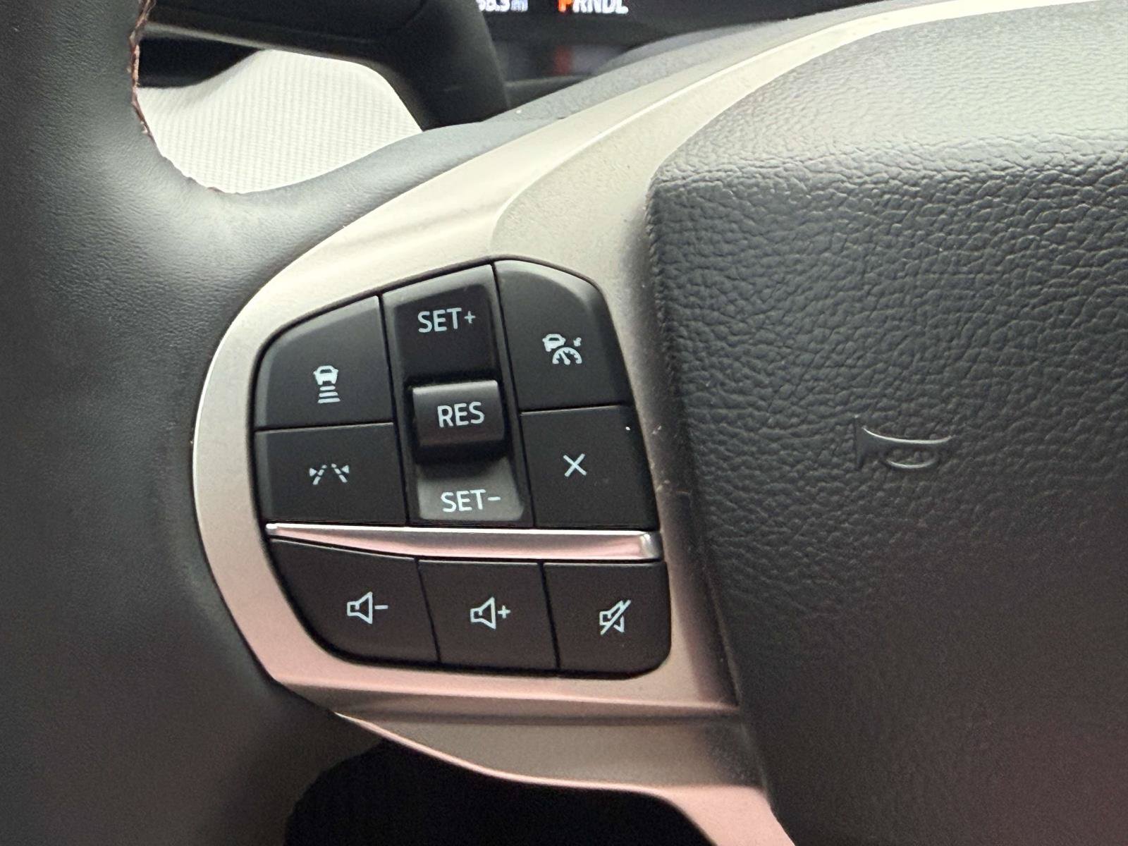 Used 2025 Ford Explorer Active w/ Active Comfort Package RWD image 15