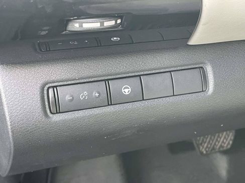 Used 2022 Nissan Pathfinder SV AWD/4WD image 19