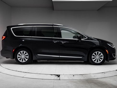 Used 2018 Chrysler Pacifica Touring-L FWD image 35