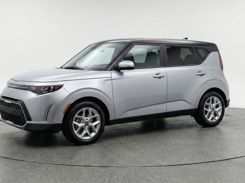 Used 2025 Kia Soul LX w/ LX Technology Package image 3