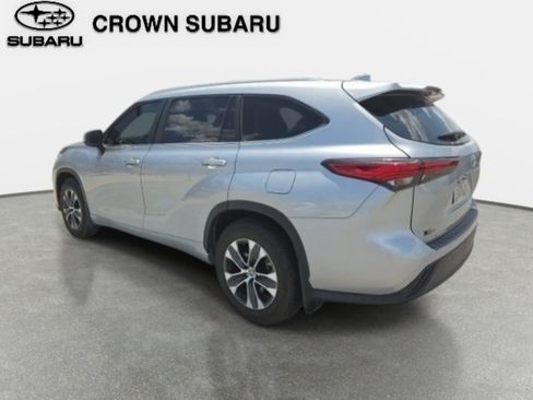 Used 2023 Toyota Highlander XLE FWD image 4