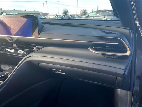 Used 2023 Toyota Crown Limited image 17