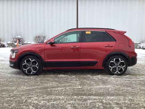 Used 2023 Kia Niro SX Touring image 4