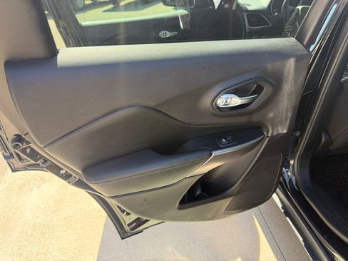 Used 2020 Jeep Cherokee Latitude w/ Cold Weather Group image 14