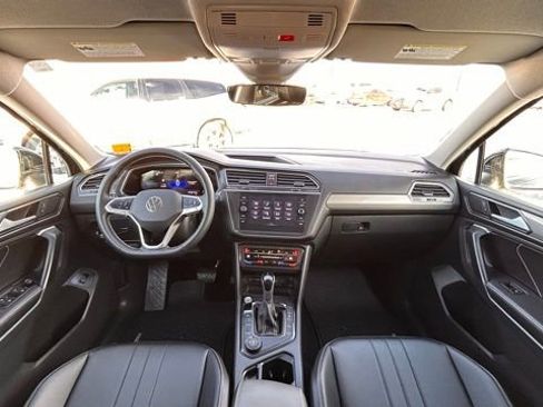 Used 2024 Volkswagen Tiguan SE image 11