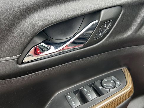 Used 2023 GMC Acadia SLE w/ Driver Convenience Package FWD image 22