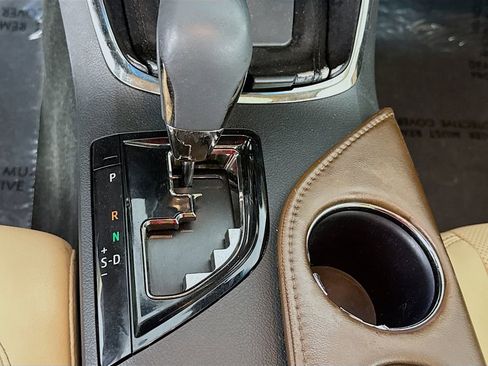 Used 2018 Toyota Avalon Limited image 22