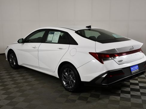 Used 2024 Hyundai Elantra SEL FWD image 8