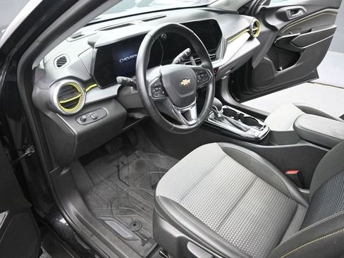 Used 2024 Chevrolet Trax LT w/ Driver Confidence Package image 9