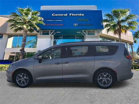 Used 2018 Chrysler Pacifica Touring w/ Tire & Wheel Group image 8