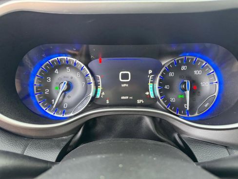 Used 2022 Chrysler Pacifica Touring-L image 23