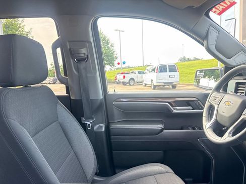 Used 2025 Chevrolet Silverado 1500 LT AWD/4WD image 16