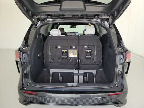 Used 2025 Toyota Sienna XSE FWD image 11