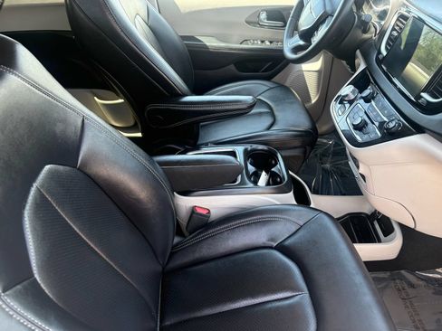 Used 2024 Chrysler Pacifica Touring-L FWD image 15