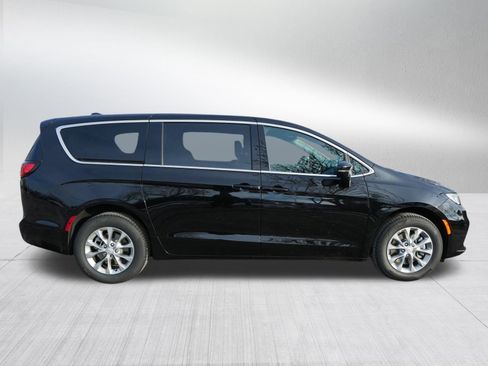 New 2026 Chrysler Pacifica Limited w/ Trailer Tow Group image 8