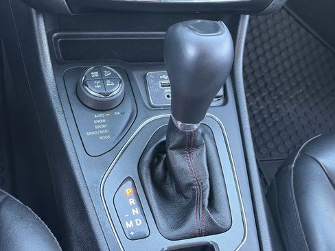 Used 2021 Jeep Cherokee Trailhawk AWD/4WD image 31