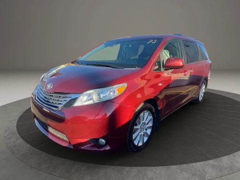 Used 2016 Toyota Sienna XLE w/ XLE Navigation Package image 1