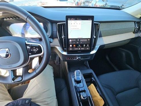 Certified 2025 Volvo XC90 B6 Plus image 4