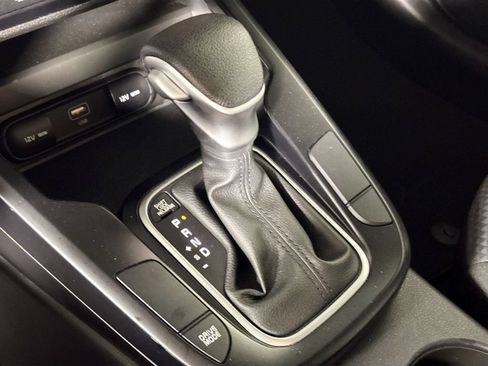 Used 2025 Kia Soul LX w/ LX Technology Package FWD image 17