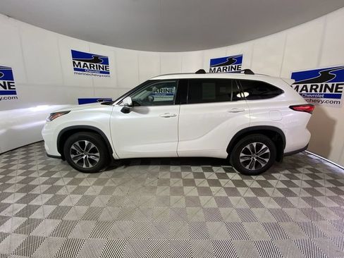 Used 2021 Toyota Highlander XLE AWD/4WD image 13