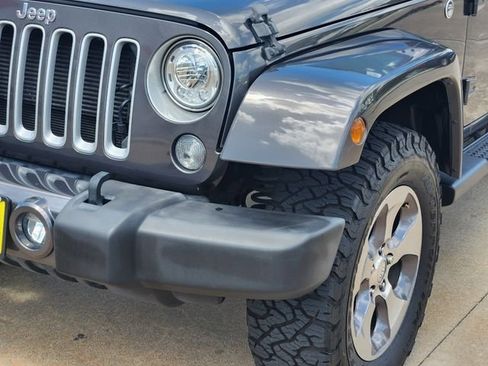 Used 2018 Jeep Wrangler Unlimited Sahara w/ Connectivity Group AWD/4WD image 9