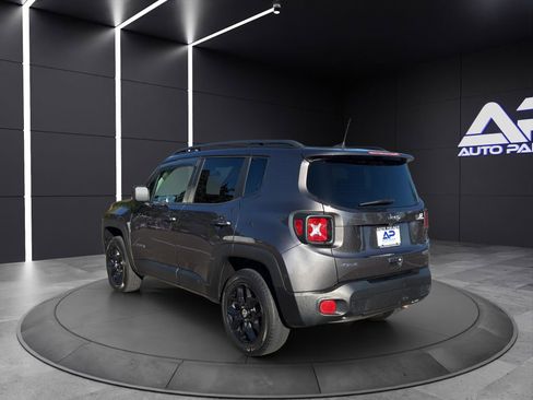 Used 2018 Jeep Renegade Latitude w/ Cold Weather Group image 4