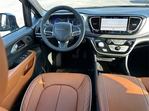 New 2026 Chrysler Pacifica Pinnacle image 16