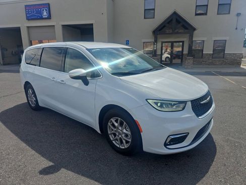 Used 2023 Chrysler Pacifica Touring-L FWD image 1