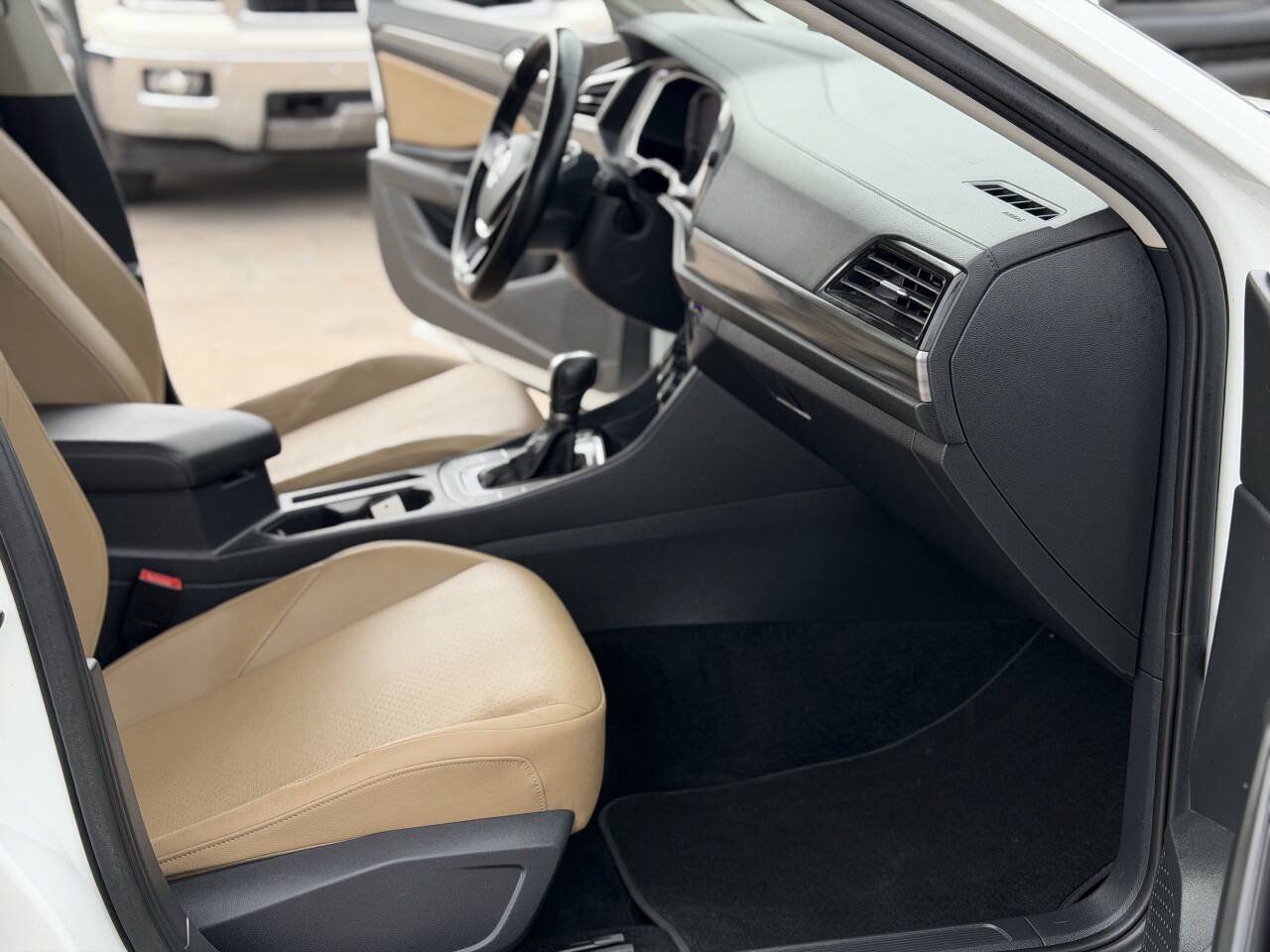 Used 2019 Volkswagen Jetta SEL w/ Cold Weather Package FWD image 14