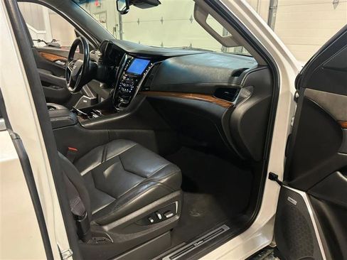 Used 2016 Cadillac Escalade ESV Luxury image 11