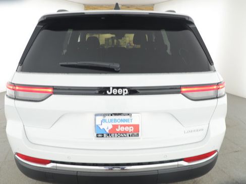 New 2025 Jeep Grand Cherokee Laredo w/ Luxury Tech Group I image 4