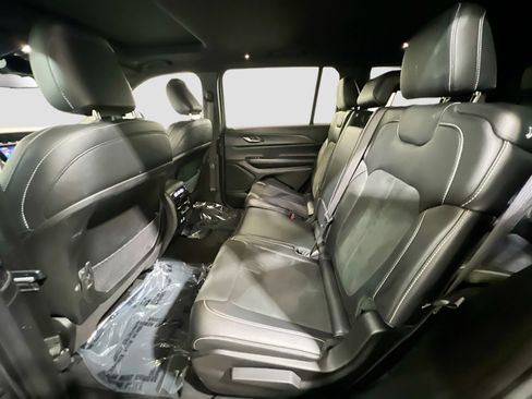 Used 2024 Jeep Grand Cherokee L Altitude image 17