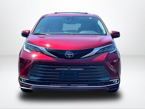 Used 2021 Toyota Sienna XLE w/ XLE Plus Package FWD image 3