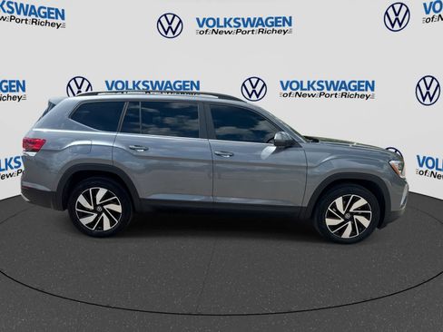 Used 2024 Volkswagen Atlas SE w/ Panoramic Sunroof Package FWD image 15