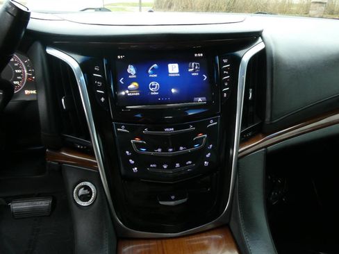 Used 2015 Cadillac Escalade ESV Luxury image 16