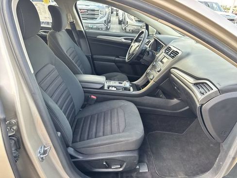 Used 2017 Ford Fusion SE FWD image 15