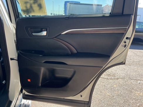 Used 2016 Toyota Highlander Limited image 13