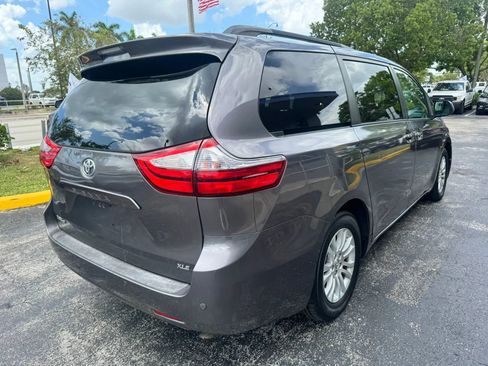 Used 2017 Toyota Sienna XLE w/ XLE Navigation Package FWD image 4