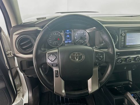 Used 2016 Toyota Tacoma SR5 w/ SR5 Appearance Package (SN) image 16