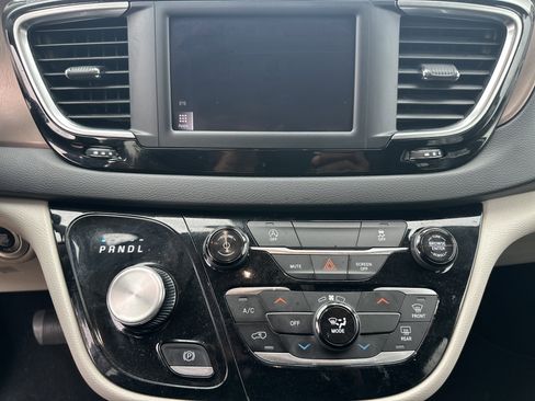 Used 2024 Chrysler Voyager LX image 28