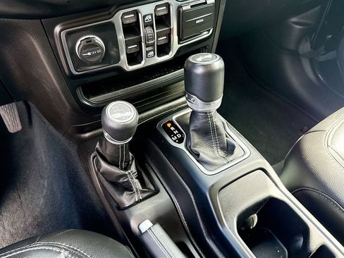 Used 2022 Jeep Wrangler Unlimited Sahara w/ Cold Weather Group image 18