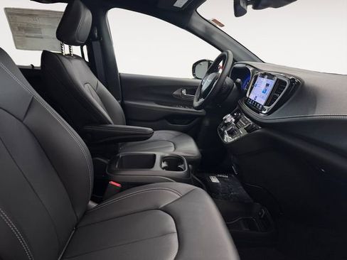 Used 2026 Chrysler Pacifica Select image 21